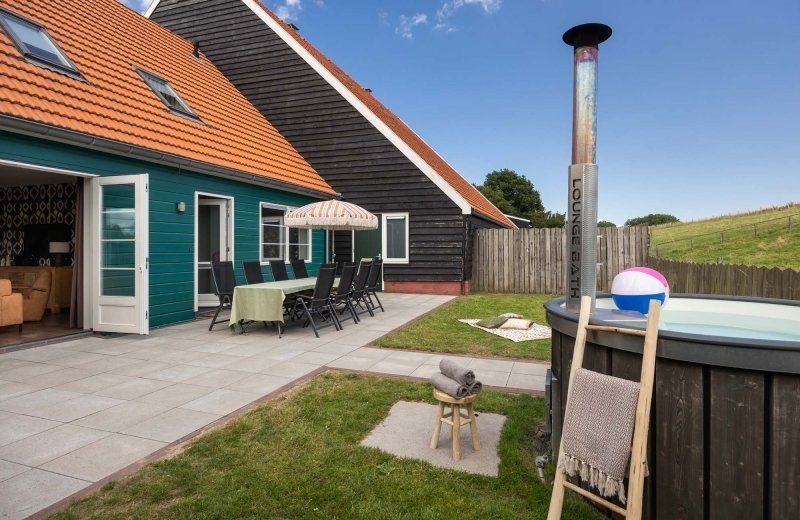 Andijk terras en jacuzzi