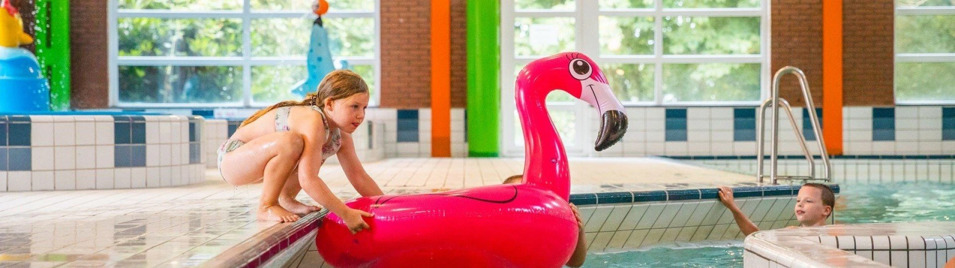 Binnenzwembad de oase villavakantiepark ijsselhof