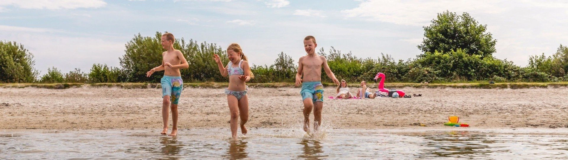 Spelende kinderen strand villavakantiepark ijsselhof